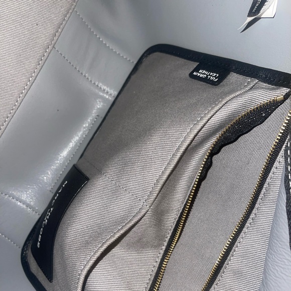 Marc Jacobs Black Tote Bag with Minimalist Design - Picture 14 of 14